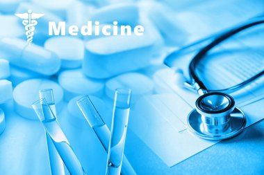 Hapları test tüpleri ve stetoskop ile 