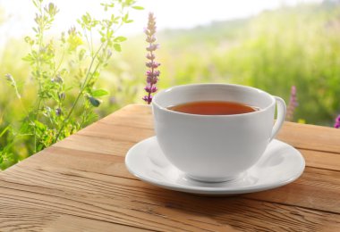 Tahta masada bir fincan çay. 