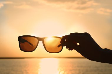 El holding güneş gözlüğü 