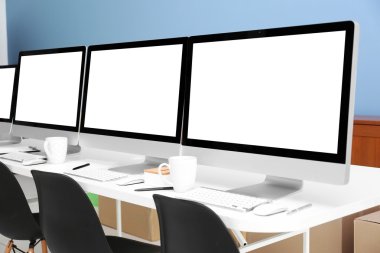 Ofisindeki bilgisayarlar satırı