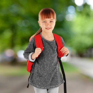 sırt çantası ile küçük kız  