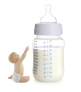 Şirin Bebek büyük besleme şişe süt beyaz zemin üzerine oturuyor