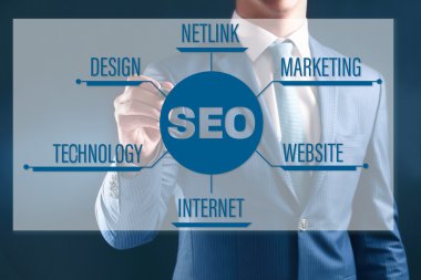 Sanal touchscreen ile çalışma iş adamı. SEO teknoloji kavramı.