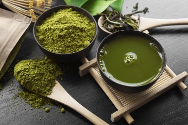 Arka plan üzerinde taze matcha çay
