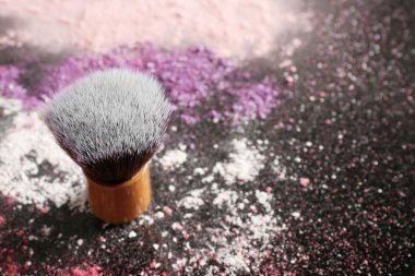 Fırça ve göz gölgeler oluşturan 