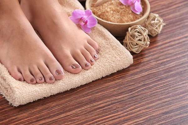 Vrouwelijke voeten met bruin pedicure — Stockfoto