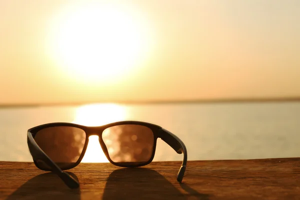 Gafas de sol sobre fondo del atardecer —  Fotos de Stock