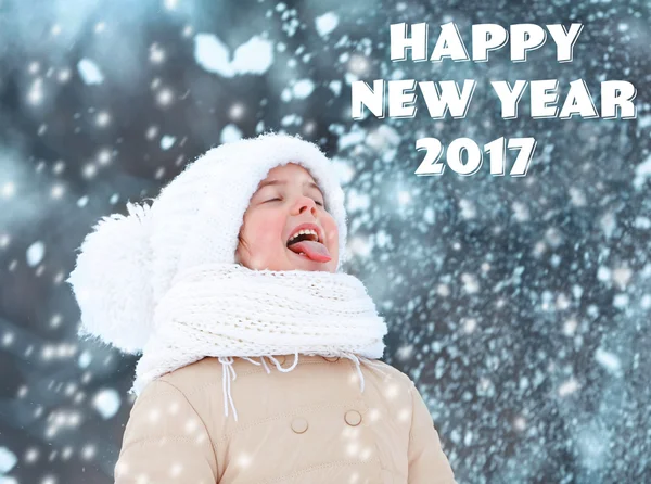 Cartão Natal Menina Com Roupas Inverno Divertindo Parque Nevado Livre — Fotografia de Stock