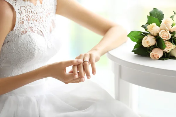 Рука невесты с кольцом — стоковое фото