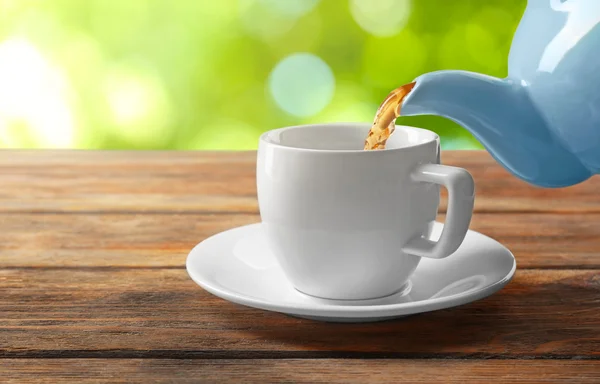 Taza de té en la mesa de madera —  Fotos de Stock