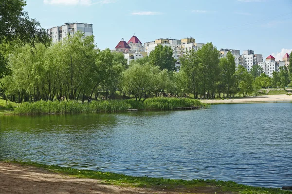 Şehir gölette görünümünü