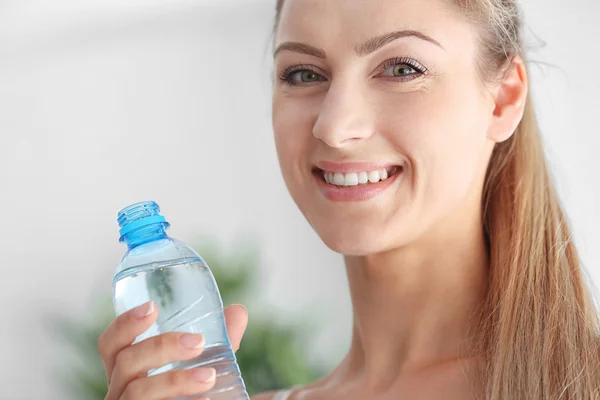 美しい少女は、水を飲む — ストック写真