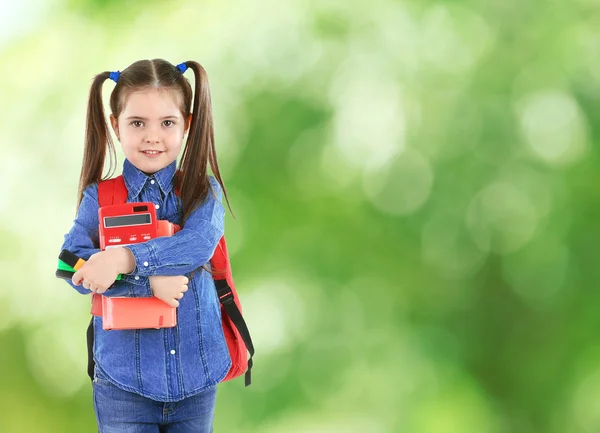 Liten flicka med ryggsäck — Stockfoto