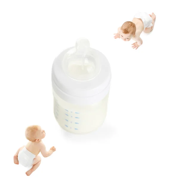 Bebês Bonitos Rastejando Para Grande Mamadeira Com Leite Fundo Branco — Fotografia de Stock