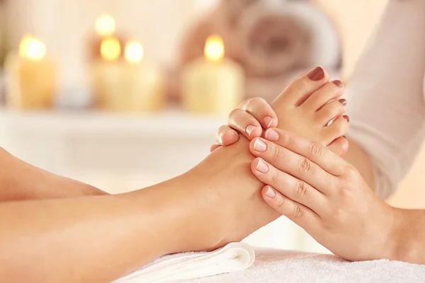 Vrouw met spa massage — Stockfoto