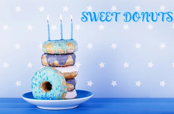 Donuts mit Zuckerguss und Geburtstagskerzen — Stockfoto