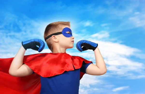 Superhjälte ungen på bakgrunden — Stockfoto