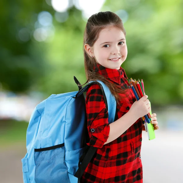 Sırt çantası ile küçük kız — Stok fotoğraf