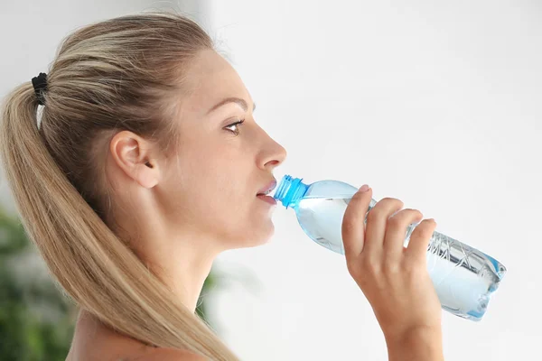 Bella ragazza che beve acqua — Foto Stock