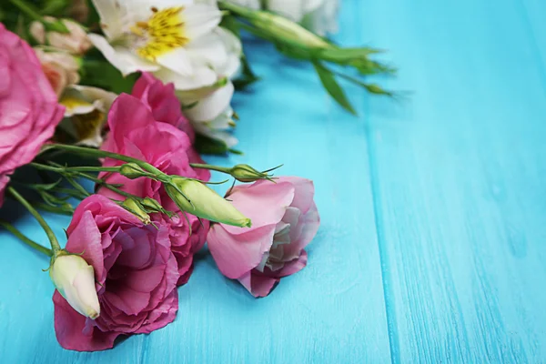 Frische Blumen auf türkisfarbenem Hintergrund — Stockfoto