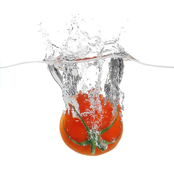 Frische Tomaten fallen ins Wasser — Stockfoto