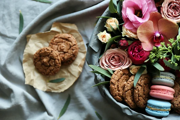 Caja con flores frescas y macarrones — Foto de Stock