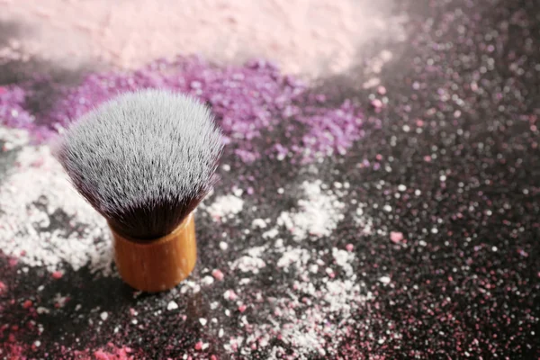 Fırça ve göz gölgeler oluşturan 