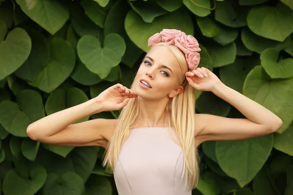 Jonge vrouw in de tuin — Stockfoto