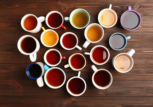 Xícaras de chá no fundo de madeira — Fotografia de Stock