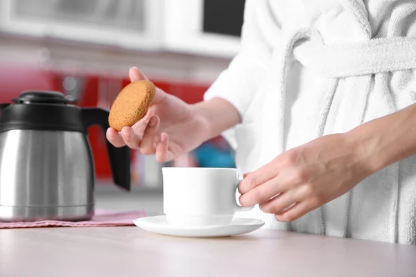 Woman having breakfast with coffee — Stock Photo, Image