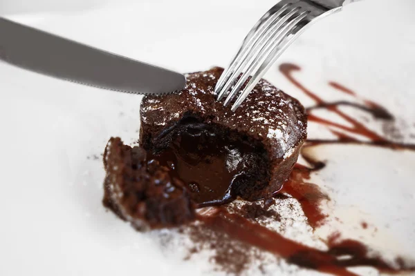 Νόστιμο κέικ σοκολάτας στο πιάτο — Φωτογραφία Αρχείου