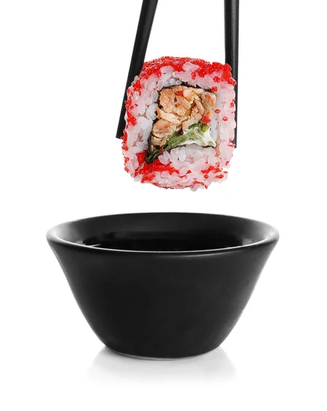 Délicieux rouleau de sushi à la sauce soja — Photo