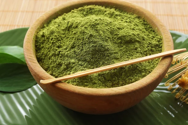 Tigela de madeira com chá de matcha em pó — Fotografia de Stock