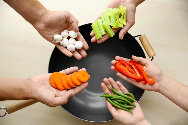 Mãos segurando legumes — Fotografia de Stock