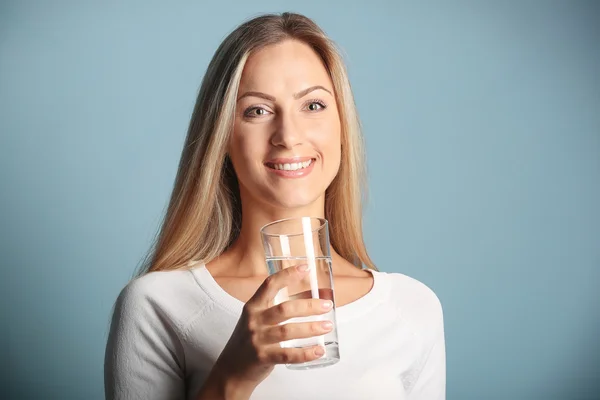 Beautiful girl drinking water — Stock Photo, Image