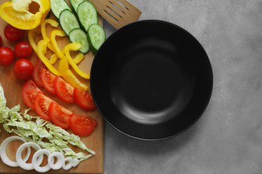 Plaka ve dilimlenmiş sebze 