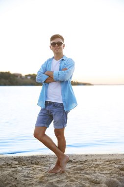 Yakışıklı delikanlı Nehri arka plan üzerinde