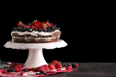 çilek ile dekore kek 