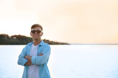 Yakışıklı delikanlı Nehri arka plan üzerinde