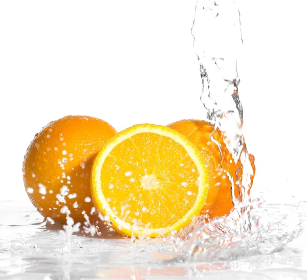 Frische Orangen im Wasser — Stockfoto