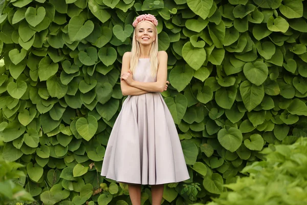 Junge Frau im Garten — Stockfoto