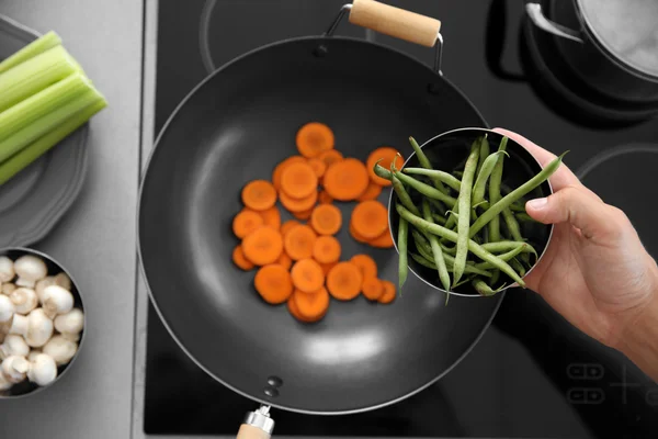 Stawianie warzywa do miski — Zdjęcie stockowe