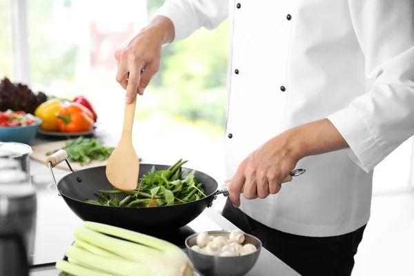 Mužské ruky mixování zeleniny — Stock fotografie