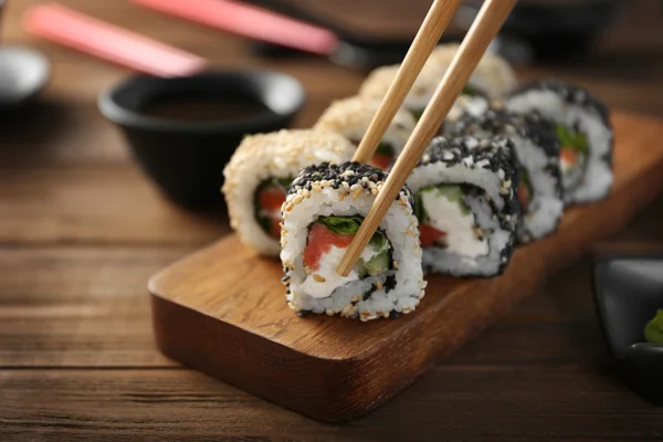 Sushi con bacchette di legno — Foto Stock