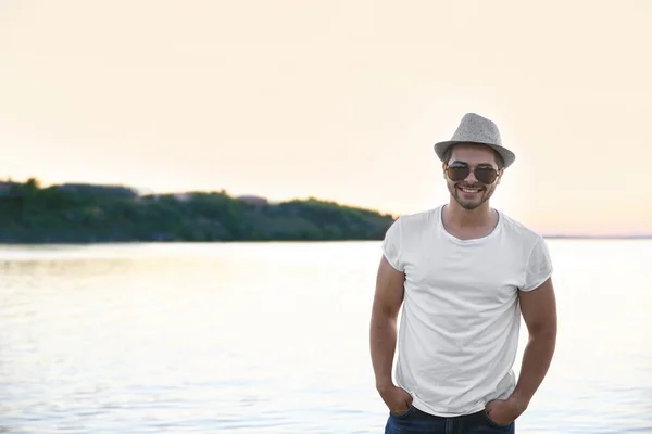 Jonge Knappe Jongen Rivier Achtergrond — Stockfoto