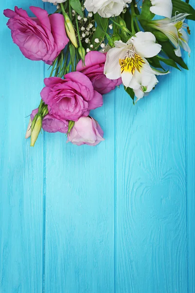 Flores frescas sobre mesa — Foto de Stock