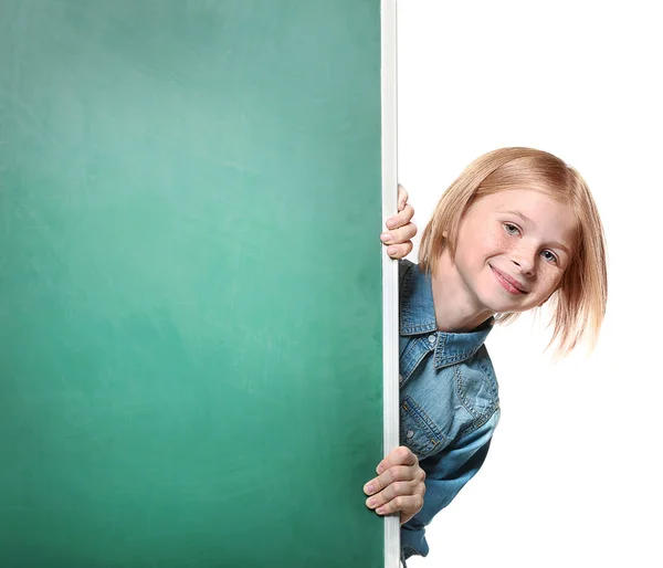 Schattig meisje in de buurt van schoolbord — Stockfoto