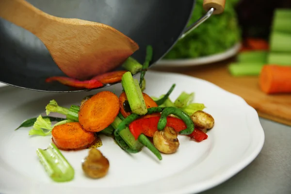 Verduras cocidas en el plato —  Fotos de Stock