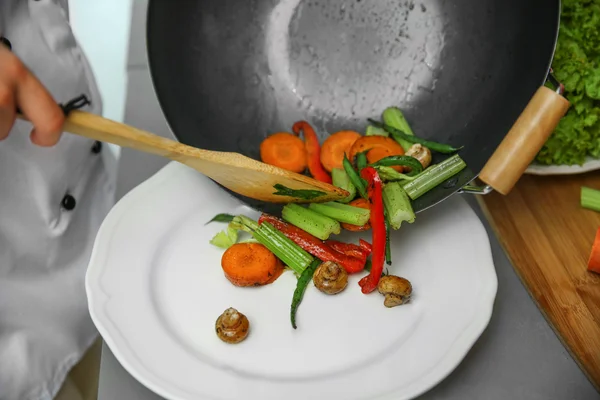 Putting cooked vegetables — Stock Photo, Image