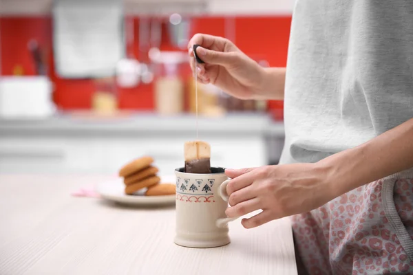Wanita memegang secangkir teh — Stok Foto